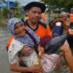 ইন্দোনেশিয়ায় ভয়াবহ বন্যায় মৃতের সংখ্যা বেড়ে ৪৪২, নিখোঁজ ৪ শতাধিক